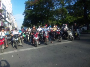 通勤ラッシュで信号待ちのバイクの放列