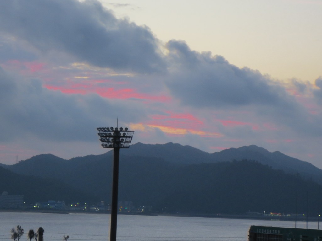 ＜名護湾の朝焼け＞ 今日も何かいいことありそう！