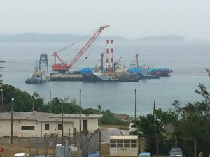 作業船にはいくつものトンブロック積み込まれている