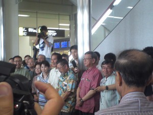 見送りのため空港へ詰めかけた市民にあいさつする翁長知事