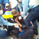 力づくで人々を排除する機動隊