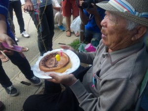 手作りのバースディケーキのろうそくを吹き消す