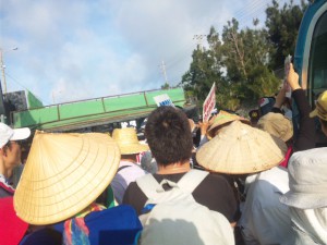 機動隊に守られて基地の中に入っていく工事車両