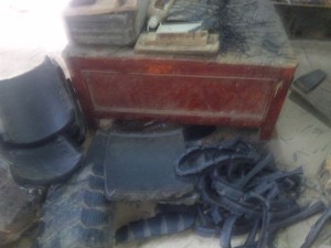 古タイヤから草履をつくる。足跡からトンネルの入り口が知られないよう、前後が反対につくられた。