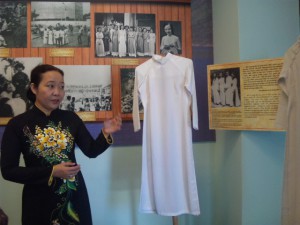 アオザイ姿がよく似合うヴァン館長