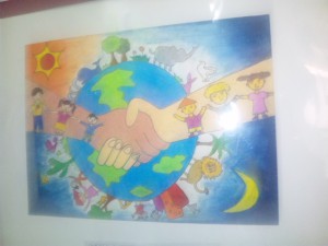 ベトナムの子どもたちが描いた絵。テーマは愛と平和