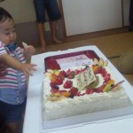 はじめてのバースデーケーキだね。