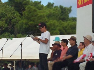 若者代表の挨拶はシールズ琉球のメンバが行った