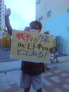 国際通り、沿道の店から飛び出してきて 手を振り、賛同の意思表示をする人たちも少なくなかった。