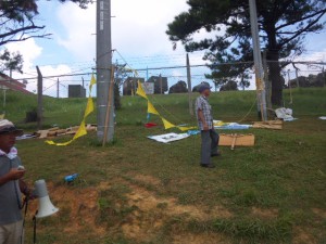ナイフで引きちぎられた横断幕