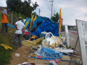 荒らされたテント 20日午前10時