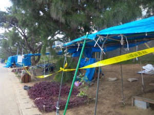 警察の現場検証で立ち入りが規制されたテント