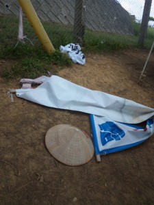 折られ倒されたのぼり