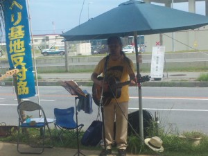 「どこへ行くオキナワンボーイ」を唄う知念良吉さん