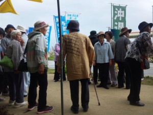 糸満の老人クラブのみなさん。手作りサーターアンダギーの差し入れありがとう！