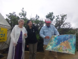 雨の中、辺野古の海を前にで説明を受ける