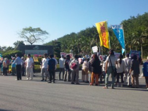 警視庁機動隊が宿泊している高級リゾートホテル前で抗議行動