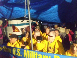 工事車両用ゲートの前に座り込む