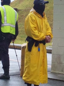 米軍雇用のセキュリティ要員。彼らは腰に銃を携帯している。