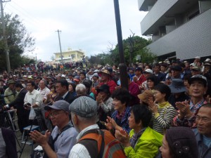 裁判所前の広場で開かれた事前集会