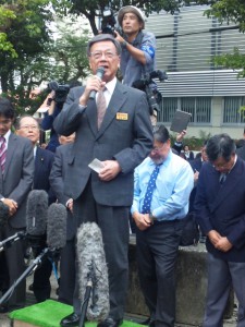 集まった県民を前に挨拶する翁長知事