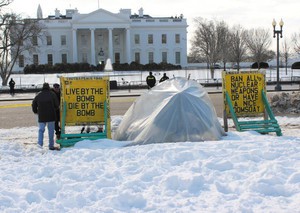 主のいなくなったホワイトハウス前のテント（ニューヨークタイムスより）