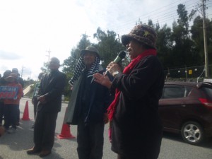 三団体の代表勢ぞろい。左から統一連・仲村さん、平和運動センター・山城さん、平和市民連絡会・高里さん