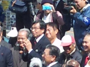 支援者を前に、決意を述べる稲嶺名護市長