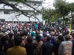 1500人が結集した「裁判闘争 激励県民行動」那覇地裁前（城岳公園）