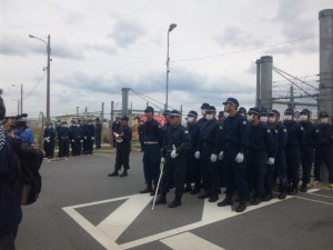 奥の方にも横一列に１００人近い機動隊がいる。（メインゲート）