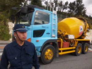機動隊に守られて、基地の中へ入っていく工事車両のミキサー車はこちら
