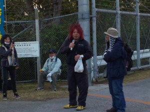 「沖縄を意識して、髪を赤く染めてきた」