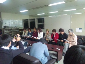 女性たちが抗議の記者会見