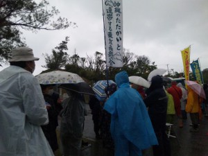 第二ゲート（弾薬庫入り口）前でも抗議