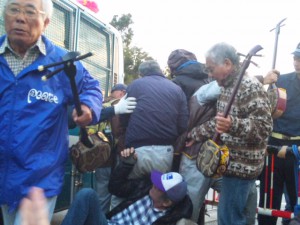 さんしんごとごぼう抜き、機動隊の檻に！